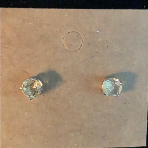 Earrings Studs - Picture 2 of 3